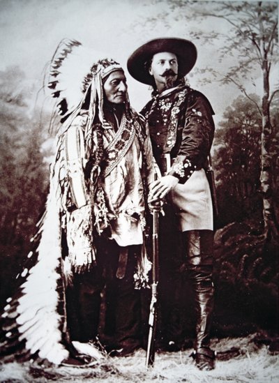 Høvding Sitting Bull (1831-90) på turne med Buffalo Bill Cody (1846-1917) og hans Wild West Show (s/h-foto) af American Photographer