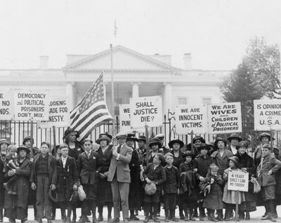 Børn i Det Hvide Hus appellerer til præsidenten om løsladelse af politiske fanger, 1922 (s/h-foto) af American Photographer
