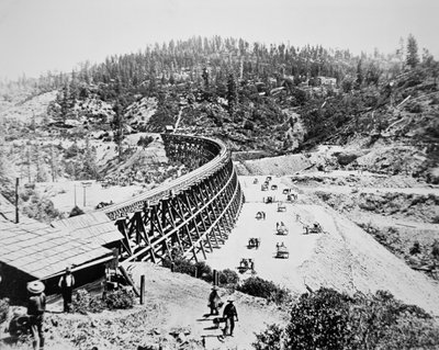 Kinesiske arbejdere, der arbejder på en bukkebro på den vestlige skråning af Sierra Nevada-bjergene af American Photographer