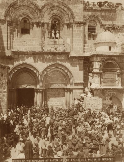 Den Hellige Gravs Kirke, Jerusalem, med gården fyldt med pilgrimme samlet til påske, 1898-1911 af American Photographer