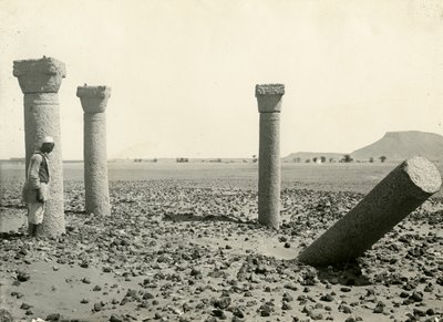 Kolonner fra den koptiske kirke, set fra vest, Sai-øen, Egypten, fotografi af Breasted, Oriental Institute, University of Chicago, ca 1920 af American Photographer