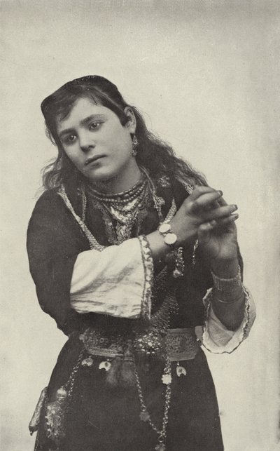 Dancing Girl in the Street of Cairo Theatre af American Photographer