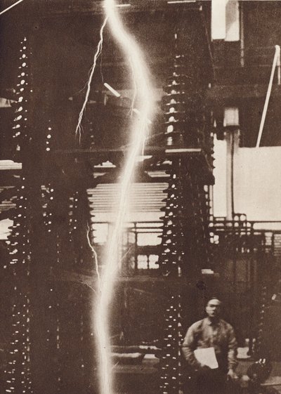 Udladning af kunstige lyn fra en generator på fem millioner volt (s/h-foto) af American Photographer