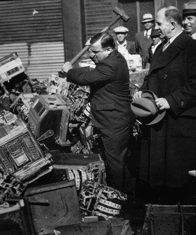 Fiorello La Guardia (1882-1947) smadrer konfiskerede spilleautomater af American Photographer