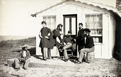 Fem borgerkrigssoldater samlet på snavset veranda uden for hjemmet, afroamerikanske unge sad i nærheden af dem, 1861-65 af American Photographer
