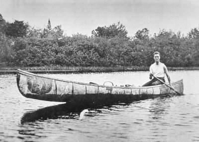 Franklin D. Roosevelt (1882-1945) padler en birkekano på Campobello Island, New Brunswick af American Photographer