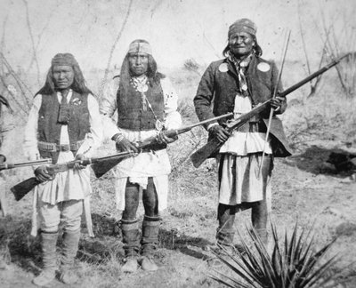 Geronimo og tre af hans Apache-krigere af American Photographer