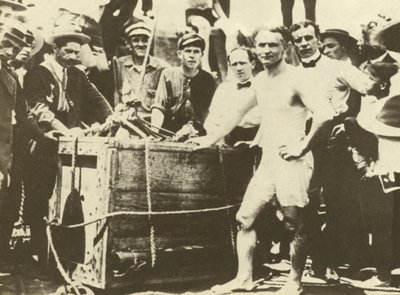 Harry Houdini bliver sænket ned i den isdækkede Detroit-flod i 1907 (s/h-foto) af American Photographer