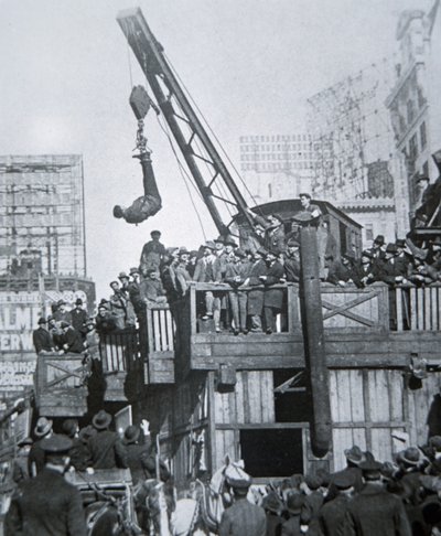 Houdini flygter fra en spændetrøje, mens han var suspenderet fra en kran i New York City (s/h foto) af American Photographer