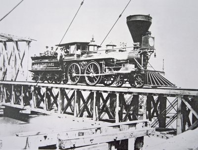 Lokomotiv fra US Military Railroads (Union Army), der krydser bukkebroen over Potomac-floden (s/h-billede) af American Photographer