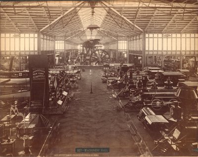 Machinery Hall, fra den nordlige ende, Philadelphia Centennial International Exhibition, 1876 (sølvalbumin-tryk) af American Photographer