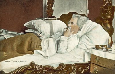 Mark Twain ligger i sengen og ryger en cigar (farvefoto) af American Photographer