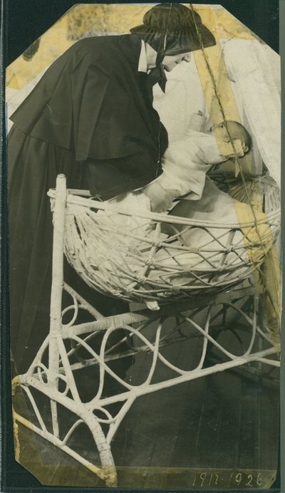 New York Foundling Hospital - Søster Anna Michella med baby og vugge af American Photographer