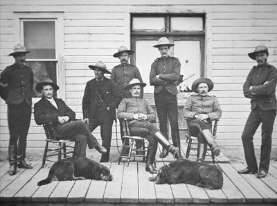 North-West Mounted Police med base i Edmonton for at opretholde lov og orden i de tidlige dage af Klondike/Yukon Gold Rush af American Photographer
