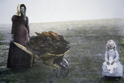 Pionerkvinde samler kvæggødning, Kansas, ca. 1880 (farvet foto) af American Photographer