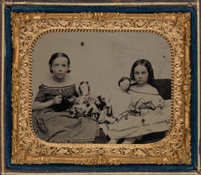 Portræt af to piger med dukker,ca. 1860 (foto) af American Photographer
