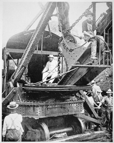Præsident Theodore Roosevelt i en kæmpe dampskovl ved Culebra Cut under udgravningen af Panamakanalen, november 1906 (s/h foto) af American Photographer