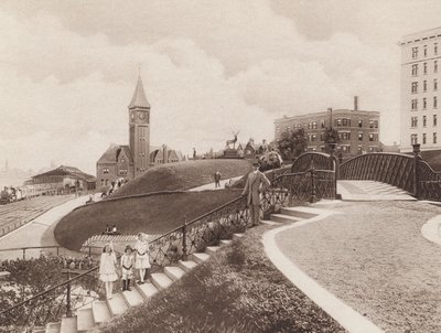 Scene Juneau Park, North Western Depot i det fjerne, Milwaukee, Wisconsin (s/h-foto) af American Photographer