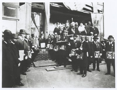 Schomburg blandt frimurere og Odd Fellows ved hjørnestensnedlæggelsen af det joniske tempel af American Photographer