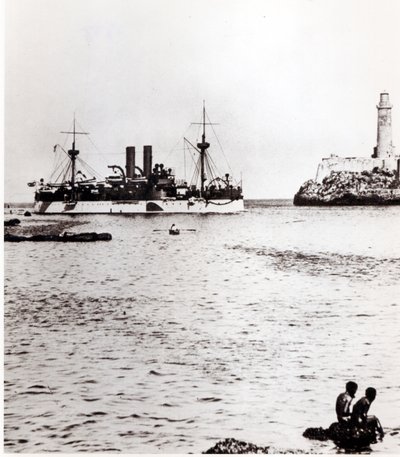 USS Maine på vej ind i havnen i Havana, Cuba, 1898 (se 206526, 206527) af American Photographer