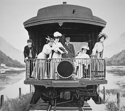 Turister tager naturskønne billeder fra den bageste observationsplatform på et Union Pacific-tog af American Photographer