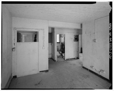 Typisk 2-værelses lejlighed med vasketøjstilslutning i entre. - Techwood Homes, Building No. 6, 465 Techwood Drive & 119-125 Hunnicutt Street, Atlanta, Fulton County, GA af American Photographer