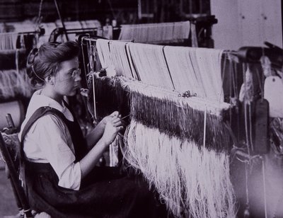 Amerikansk tekstilindustri, tekstilarbejder i en bomuldsspinderi i Massachusetts, ca. 1900 (s/h-foto) af American Photographer