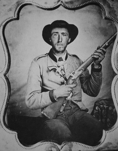 Ukendt konfødereret soldat poserer i fotografens studie (s/h foto) af American Photographer