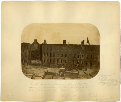 Western Barracks and Parade, Slaget ved Fort Sumter, 15. april 1861 af American Photographer