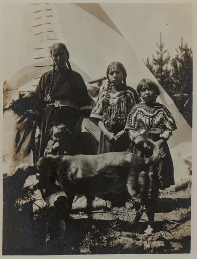 Kvinde, to piger og et barn med hund, ca. 1900. Gelatine-sølvfotografi af American Photographer