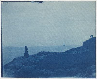 Kvinde ser skonnert fra et klippenæs af American Photographer