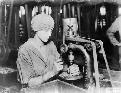 Kvinde, der forsænker hul i detonatorrøret og fylder hul i håndgranaten hos Westinghouse Electric & Mfg. Co., East Pittsburgh, Pa., under Første Verdenskrig, 1914-18 af American Photographer