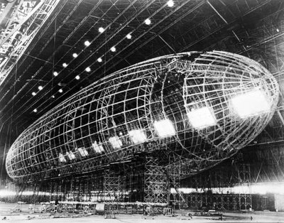 Worlds Largest Dirigible næsten færdiggjort, udgivet 1930