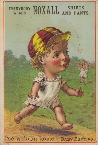 Baby løber iført baseballhat af American School