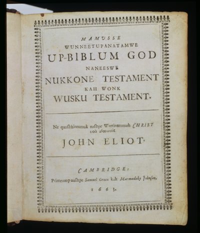 Mamusse Wunneetupanatamwe up-Biblum God (Den-hele hellige hans-bibel-gud), titelblad fra Bibelen, også kendt som Eliot Indian Bible, oversat til Massachuset-sproget af pastor John E af American School