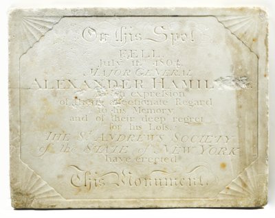 Plade for cenotafen, der markerer stedet, hvor Alexander Hamilton blev dødeligt såret under en duel med Aaron Burr, ca. 1805 (marmor) af American School