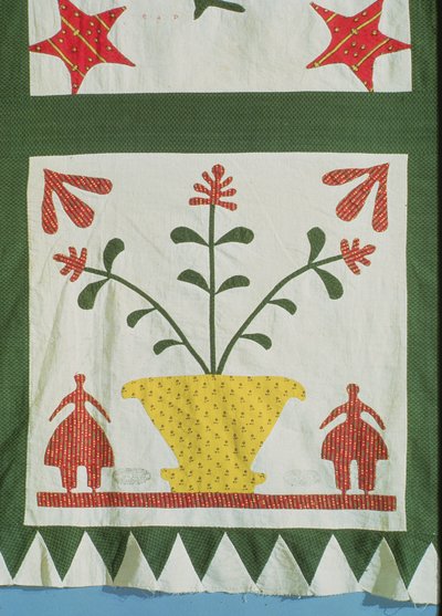 Quiltdetalje, der viser figurer og blomster (bomuld) af American School