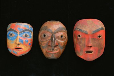 Tre shamanmasker (malet terracotta) af American School