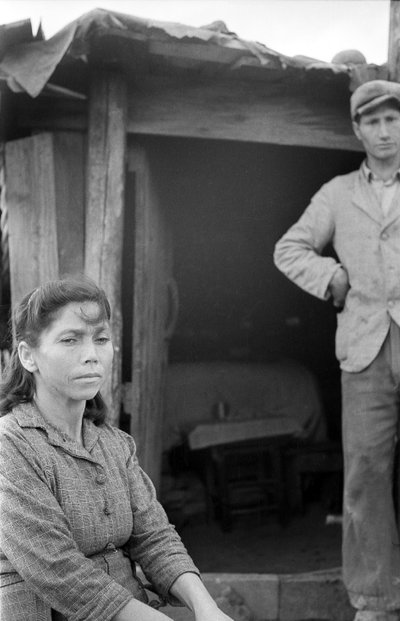 PAR UDSKAMMET PÅ LANDET I CROTONE af Ando Gilardi