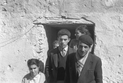 FAMILIE af Ando Gilardi