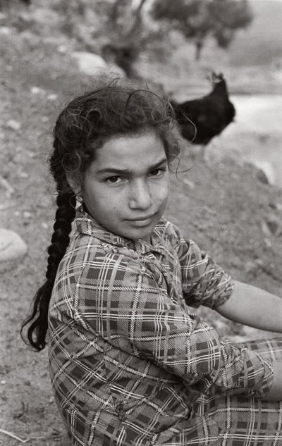 PIGEN MED HALSBÅND, Melissa af Ando Gilardi