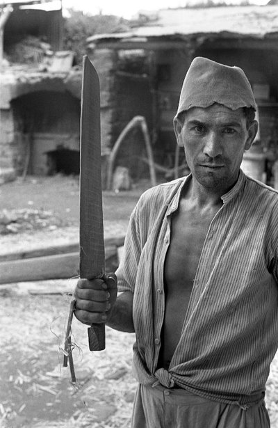 FORARBEJDNING AF HAMP, EN ARBEJDER MED EN "SPATEL" af Ando Gilardi