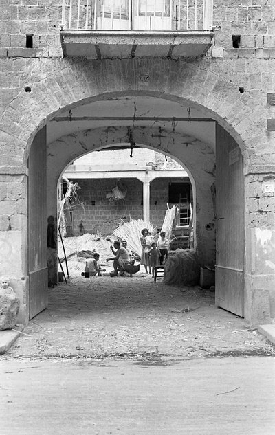 FORARBEJDNING AF HAMP, MORGENMAD PÅ ARBEJDE af Ando Gilardi