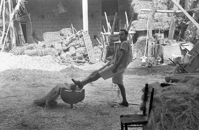 FORARBEJDNING AF HAMP PÅ GÅRDSPLADSEN af Ando Gilardi