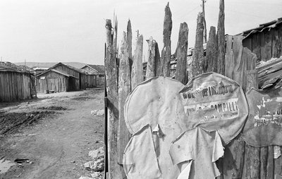 INDGANG TIL SHACK-LANDSBYEN I CROTONE af Ando Gilardi
