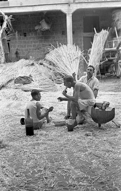 FORARBEJDNING AF HAMP, MORGENMAD PÅ ARBEJDE af Ando Gilardi