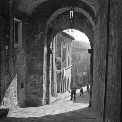 Udsigt over en gade i Abbadia San Salvatore, Siena, Toscana, Italien af Ando Gilardi