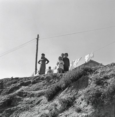 KVINDER OG BØRN, DER SPREDTE BUCATO af Ando Gilardi