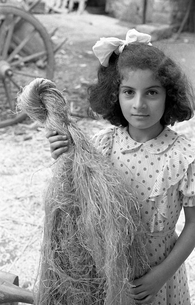 ARBEJDE MED HAMP, PIGE MED ET BUNDT FIBRE af Ando Gilardi