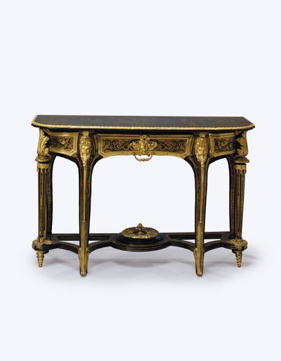 En af et par ormolu-monterede brune skildpadde-moleborde, c.1710 (ormolu, messingindlæg, skildpaddeskal og læder) (se også 360580) af Andre Charles (attr. to) Boulle